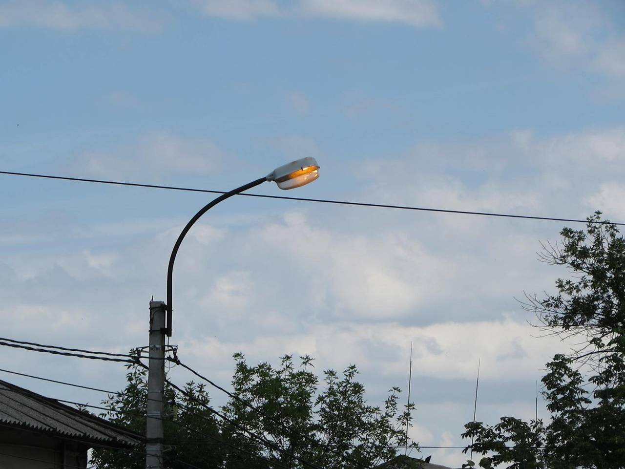 Отключили свет в поселке. Уличное освещение на Столбах. Модернизируют уличное освещение. Фонарный столб. Уличное освещение в поселке.