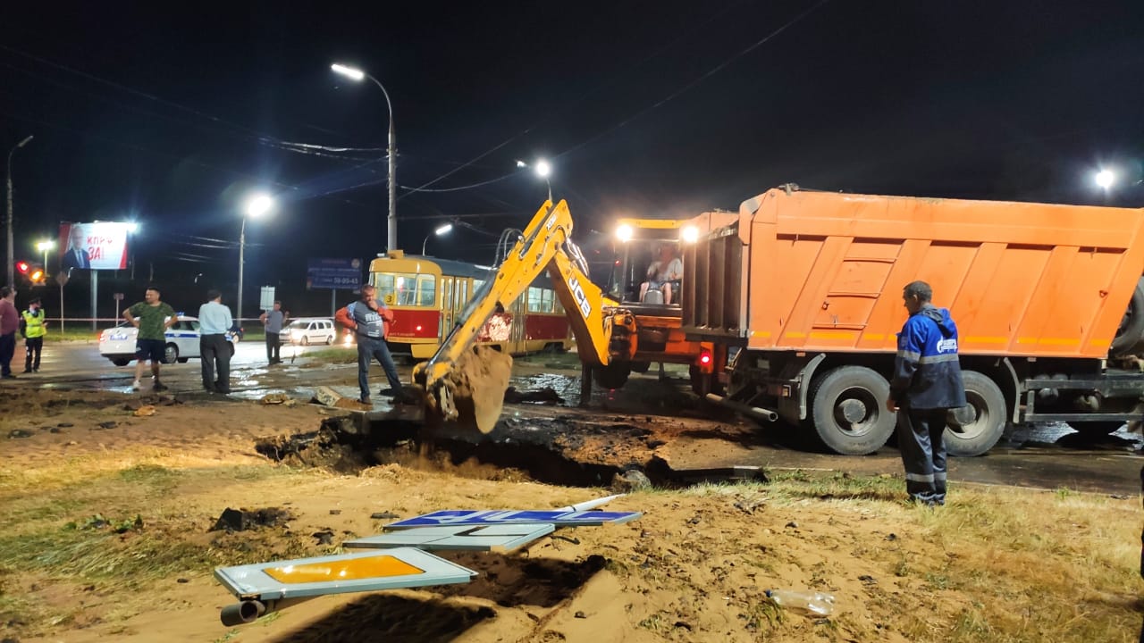 В районе 909 квартала на ул. Комсомольской произошёл прорыв водовода В районе 909 квартала на ул. Комсомольской произошёл прорыв водовода