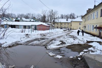 Александр Муромский проинспектировал дворовую территорию по ул. Силикатной, 14