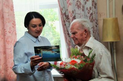 Ветеран Иван Павлович Носков принимает поздравления с Днём города