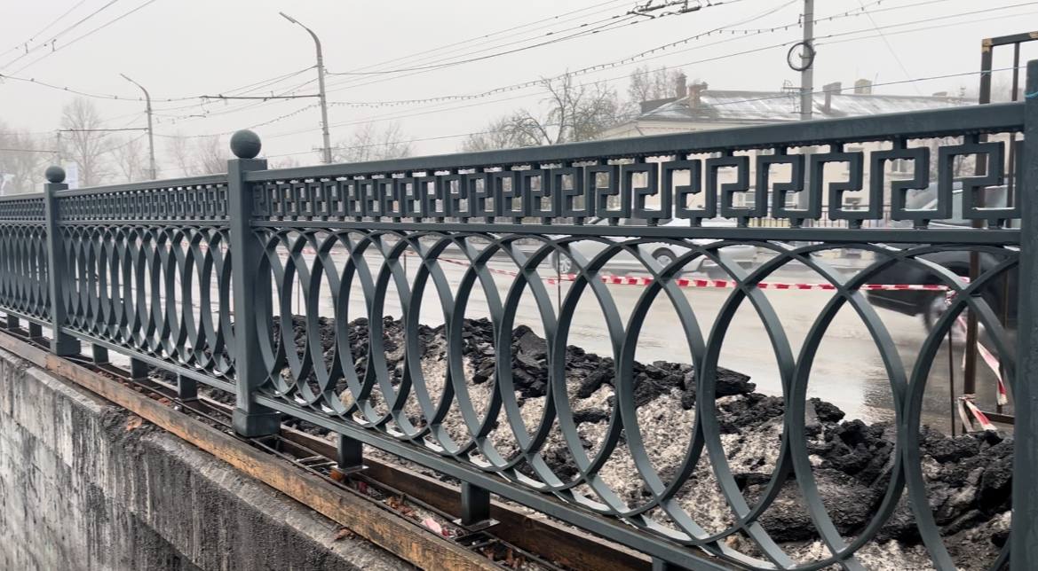 На Тургеневском мосту продолжается замена ограждений