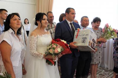Мэр Орла поздравил молодожёнов с Днём семьи, любви и верности 