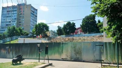 В Детском парке начали демонтировать летнюю эстраду