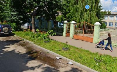 У школы для обучающихся с ОВЗ оборудуют парковочный карман