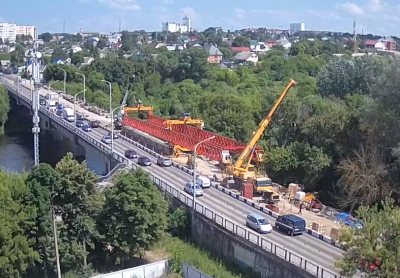 На мосту «Дружбы» завершен монтаж консольно-шлюзового крана