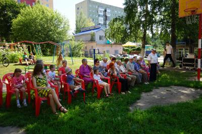 Под окнами ветеранов Великой Отечественной войны прошагал парад
