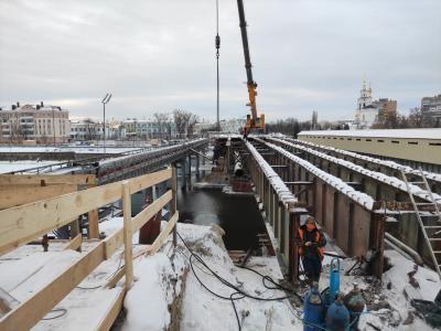 Продолжается демонтаж старых балок Красного моста 