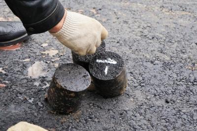 Асфальт из двора ул. Песковской проверят на водонасыщение и прочность