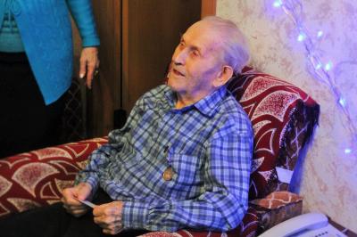 Ветерану Виктору Баранову вручили юбилейный знак в честь 85-летия Орловщины
