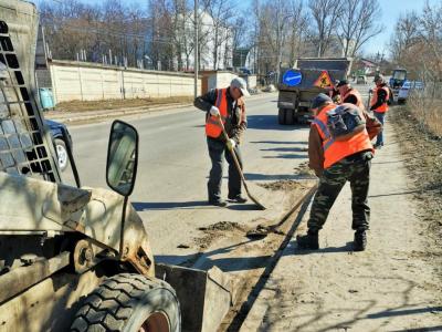 Город продолжает освобождаться от пыли и грязи