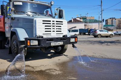«Спецавтобаза» продолжает убирать городские улицы от грязи и пыли