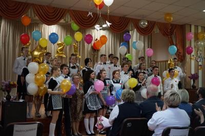 В школах Орла прозвенел Последний звонок