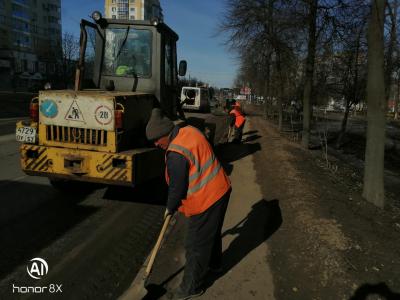 В Орле улицы, мосты и путепроводы продолжают очищать от песка и грязи 