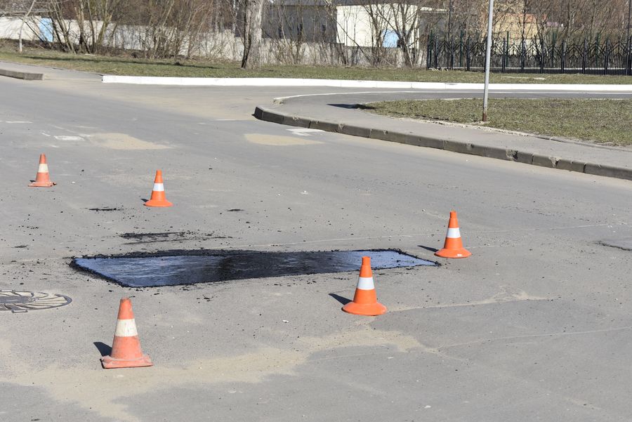 Спецавтобаза приступила к ремонту дорожного полотна литым асфальтобетоном