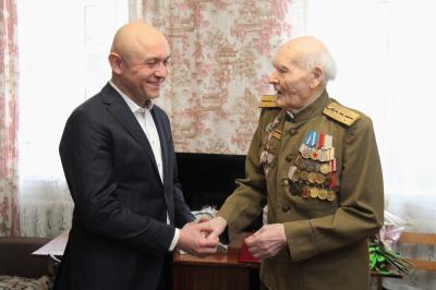 В 80-ю годовщину Сталинградской битвы мэр Орла поздравил Александра Максимовича Ширшова
