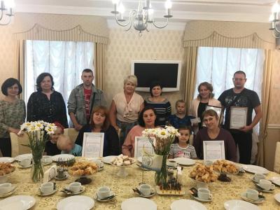 Многодетные семьи, воспитывающие приемных детей, поздравили с Днем семьи, любви и верности