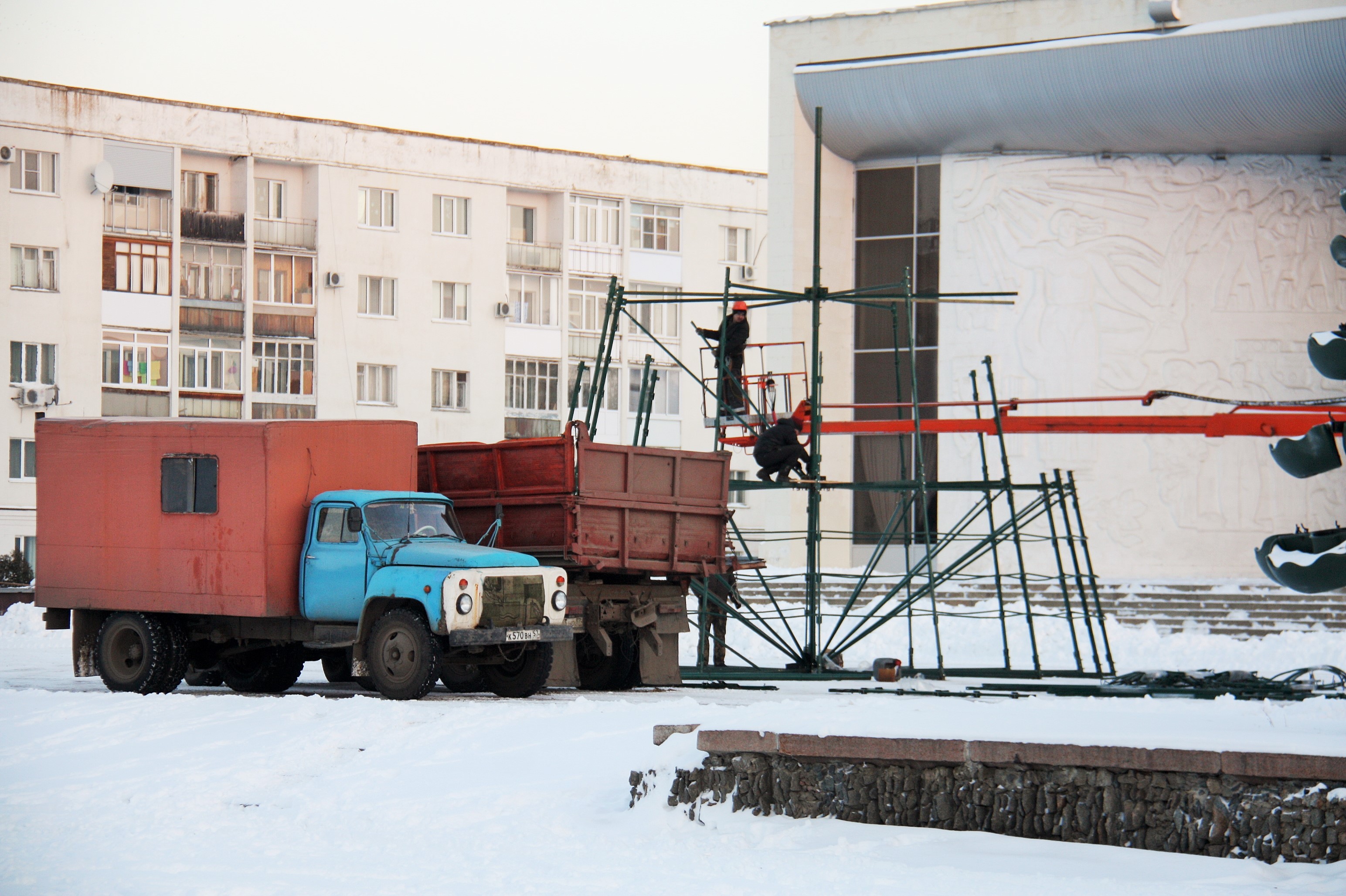 На площади Ленина начали устанавливать новогоднюю красавицу На площади Ленина начали устанавливать новогоднюю красавицу