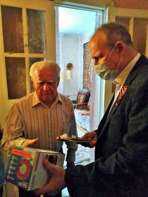 «Спасибо за жизнь!»: администрация Железнодорожного района поздравляет ветеранов с Днём Победы