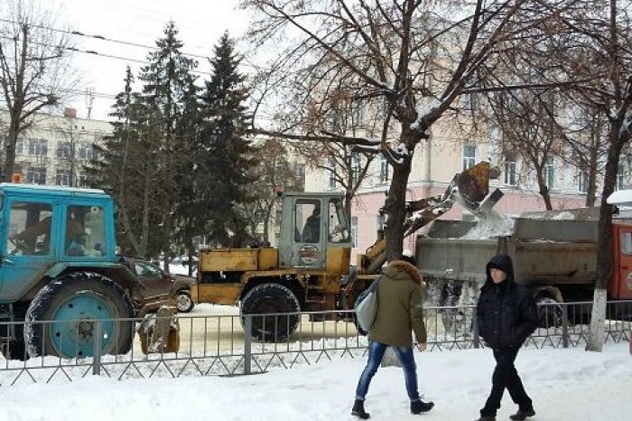 В Орле продолжается уборка города от снега