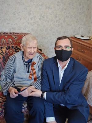 Алексей Степанов поздравил ветерана Великой Отечественной войны с Днём Победы