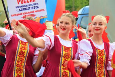 Участники Фестиваля «Орловская мозаика» устроили яркое шествие по центру Орла 