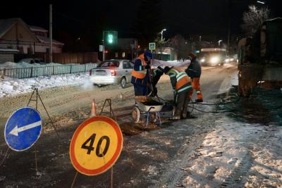 Зимой дороги приводят в порядок литым асфальтом 