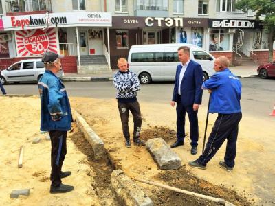 Александр Муромский оценил качество ремонта тротуаров на ул. Комсомольской и ул. Московской