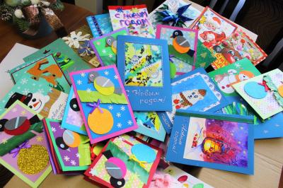 Орловские школьники изготовили новогодние открытки для детей Донбасса и детей из семей участников СВО