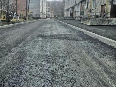 Первый двор нацпроекта «Жильё и городская среда» получил новый асфальт 