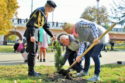 Почетные граждане Орла высадили деревья в сквере Семьи