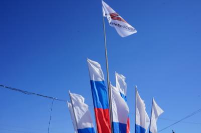 К Первомаю город украсили 600 триколоров