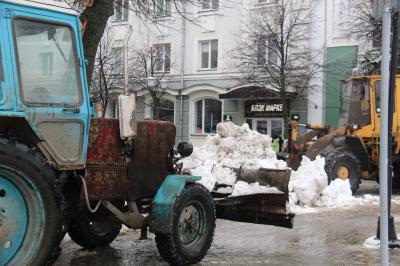 На уборку улиц вышли 38 единиц снегоуборочной техники