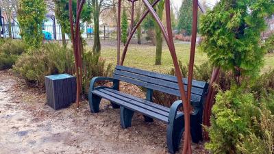 В сквере Героев-десантников появилось 15 новых скамеек и урн