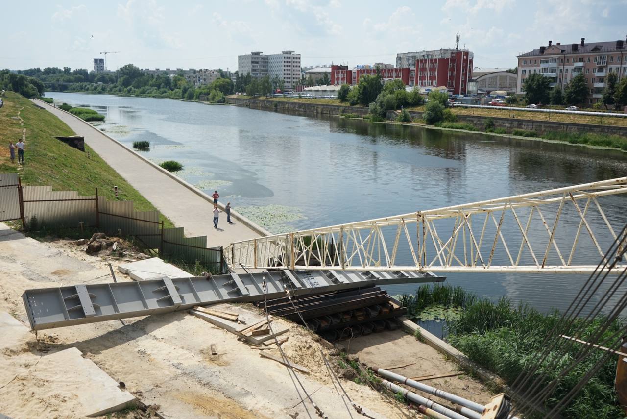 Движение по Красному мосту полностью закрыто: комментарий по инциденту с гусеничным краном Движение по Красному мосту полностью закрыто: комментарий по инциденту с гусеничным краном