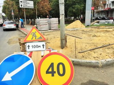 Тротуары в Орле ремонтируют 10 бригад