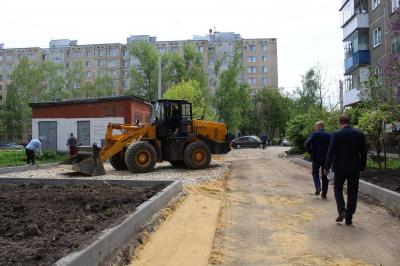 Юрий Парахин проверил ход благоустройства дворов