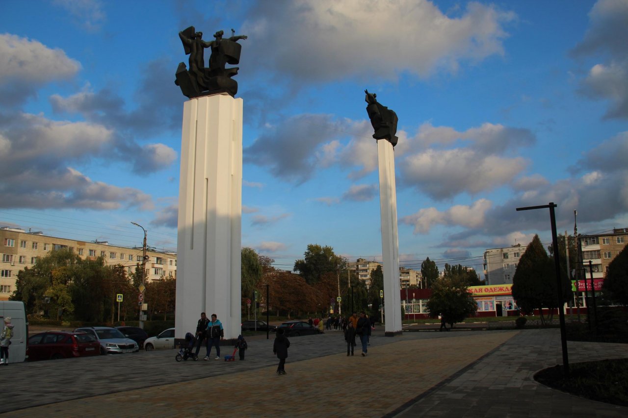 Продолжается благоустройство площади перед КДЦ «Металлург»