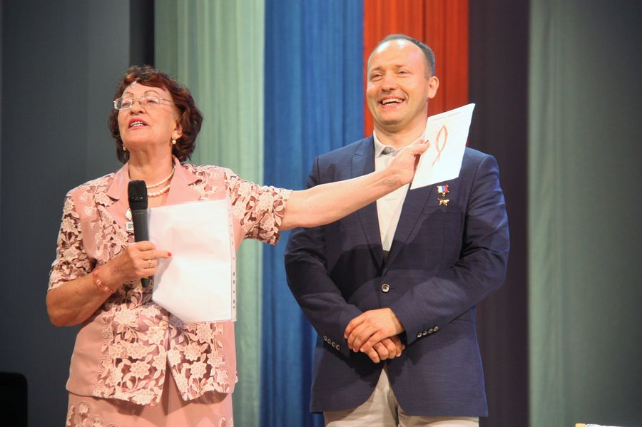 Космонавт Александр Мисуркин получил в подарок написанное им в третьем классе сочинение