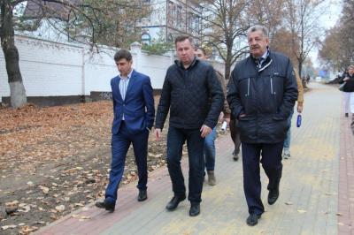 Александр Муромский проверил, как ведется ремонт тротуаров центральных улиц