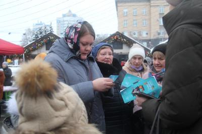 Под дубом на центральной площади продолжается сбор «Паспортов путешественника»