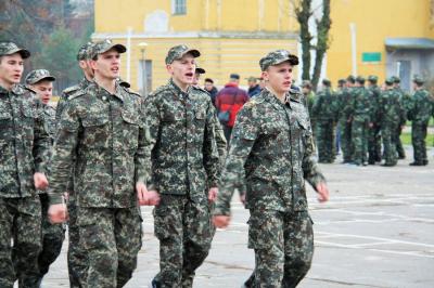 «В армии служить почетно!»: юноши посоревнуются в строевой подготовке и разборке-сборке автомата