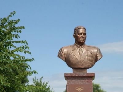 В сквере Десантников установят бюст командующего ВДВ Василия Маргелова 