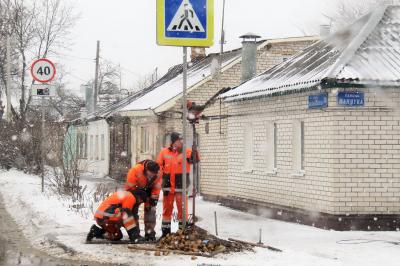 Пешеходные переходы на ул. Васильевской начали оборудовать дополнительными фонарями и дорожными знаками