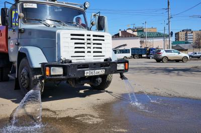 В городе продолжается уборка проезжей части и тротуаров 