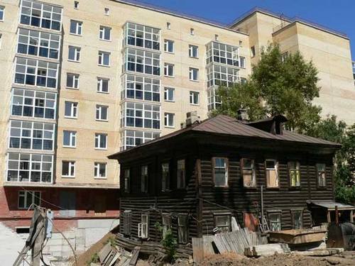 Михаил Берников поручил договориться с застройщиками о квартирах для переселения жителей аварийных домов