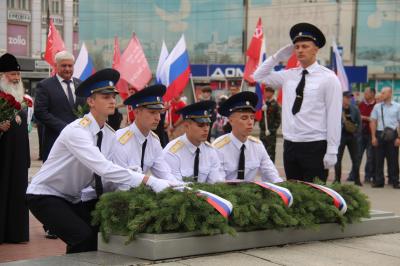 В День памяти и скорби в сквере Танкистов возложили Гирлянду Славы