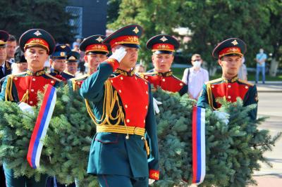 Празднование Дня города началось с возложения цветов на бульваре Победы