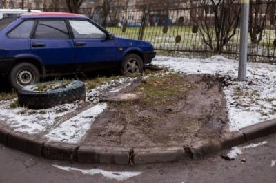 Парковка на газонах является административным правонарушением 