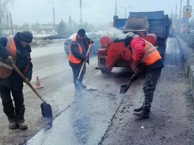 За день отремонтировано более 200 кв. м дорожного полотна