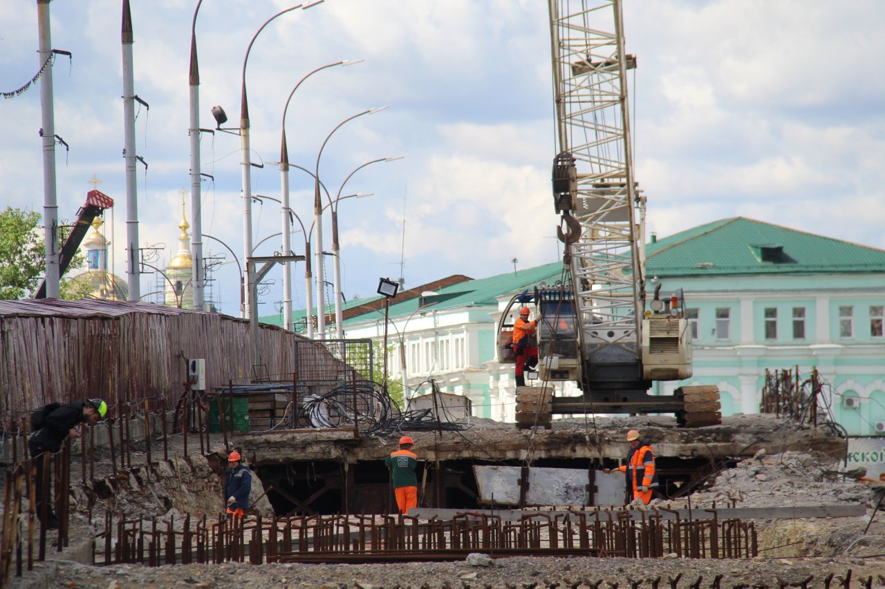 Ко Дню города планируется завершить строительство временной пешеходной переправы вдоль Красного моста 